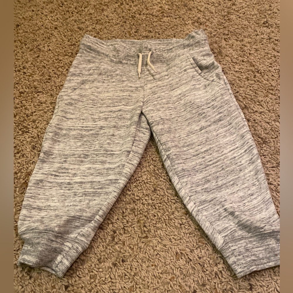 Old navy gray sweatpants/joggers. Girls size XS (5). Cute-great condition.